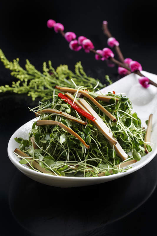 浇汁麻酱时蔬大拌菜图片