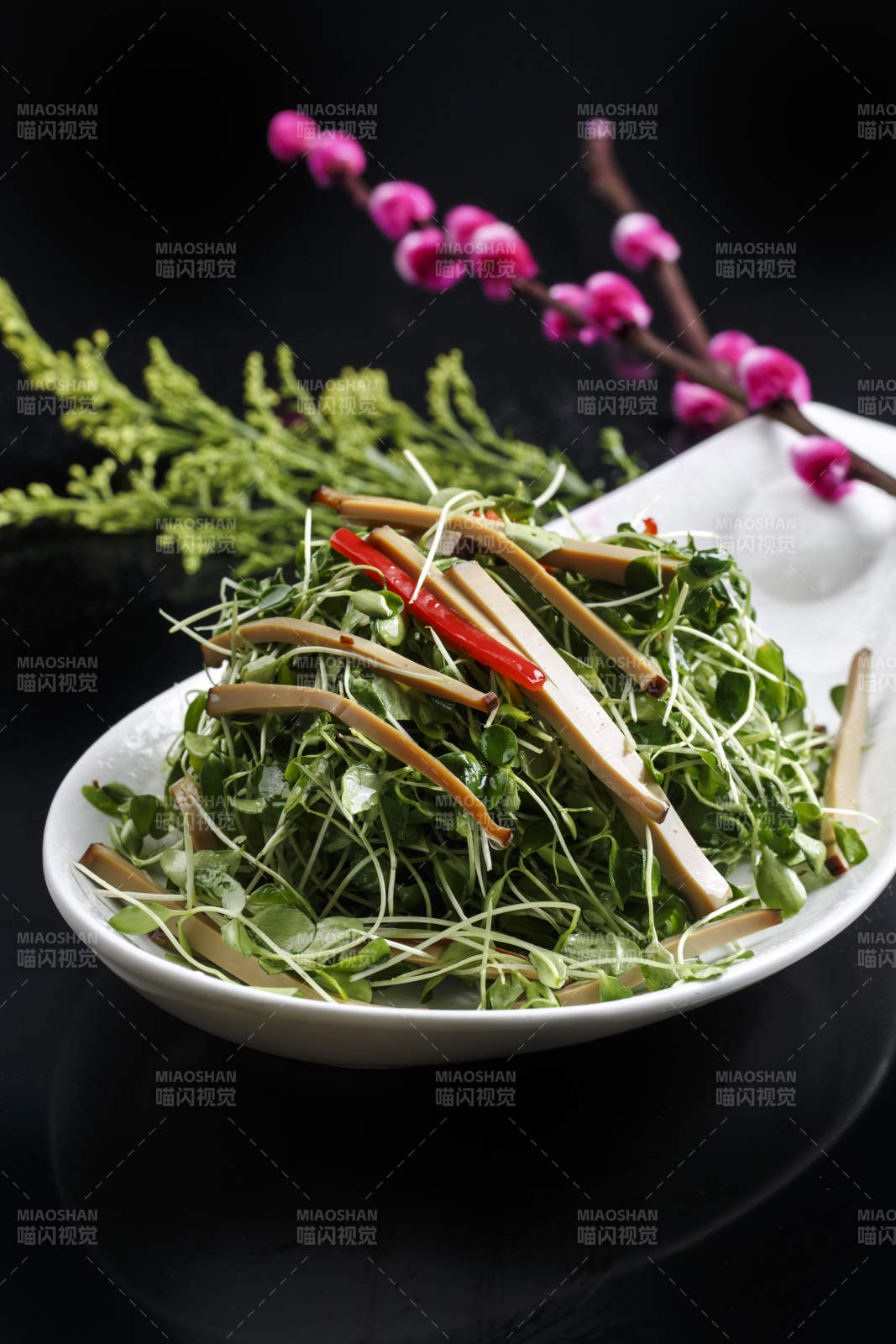 浇汁麻酱时蔬大拌菜图片