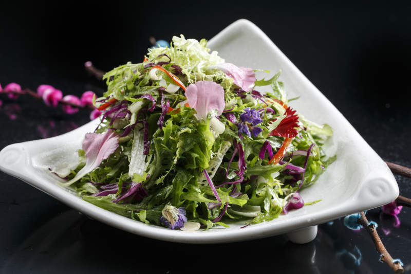 浇汁麻酱时蔬大拌菜图片