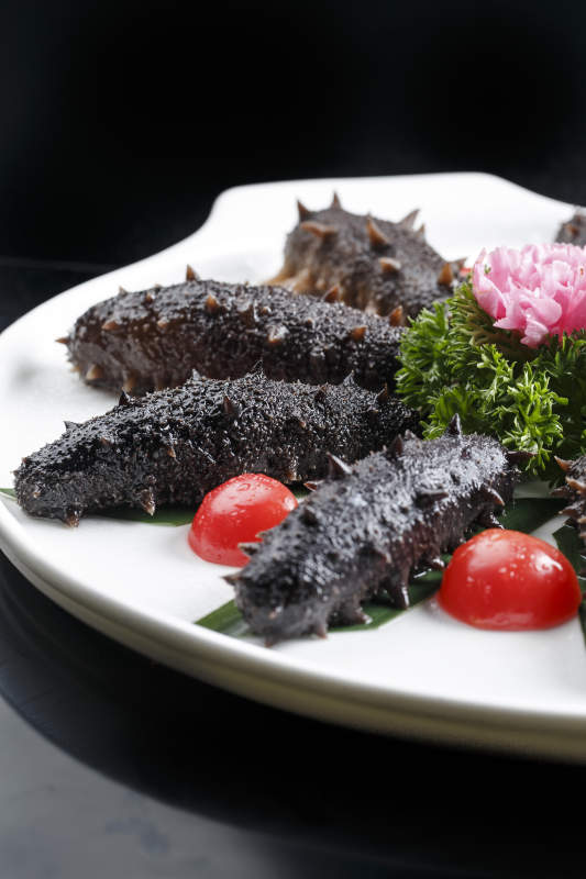 白色瓷盘装的XO酱爆鲜鲍鱼图片