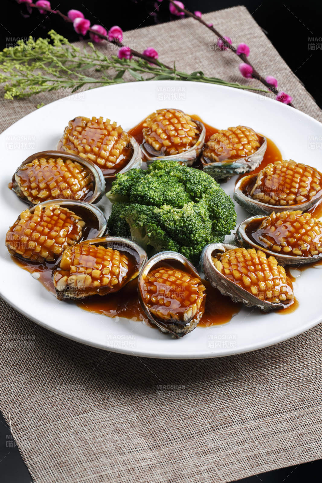 白色瓷盘装的XO酱爆鲜鲍鱼图片