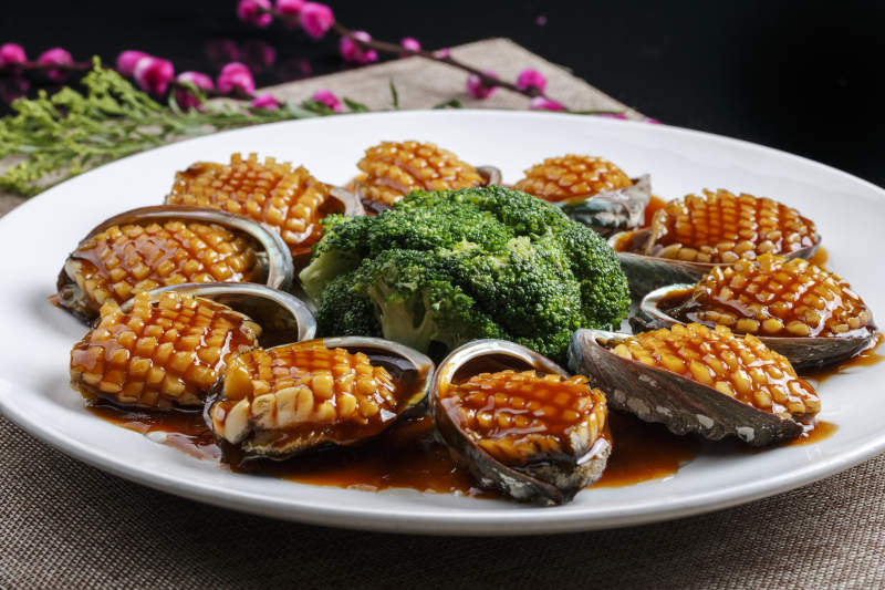 白色瓷盘装的XO酱爆鲜鲍鱼图片