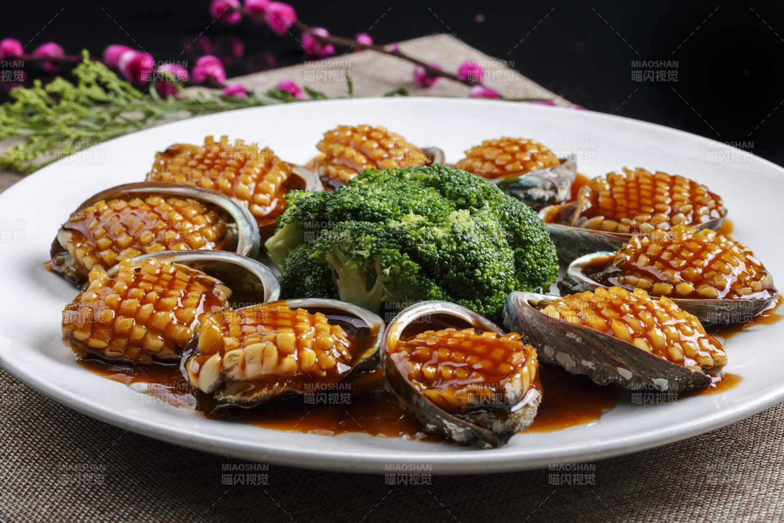 白色瓷盘装的XO酱爆鲜鲍鱼图片