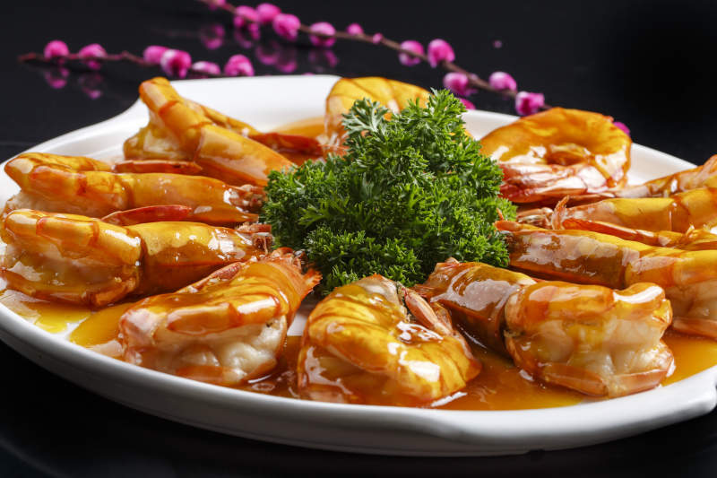 白色瓷盘装的酸甜汁油炸开背虾图片