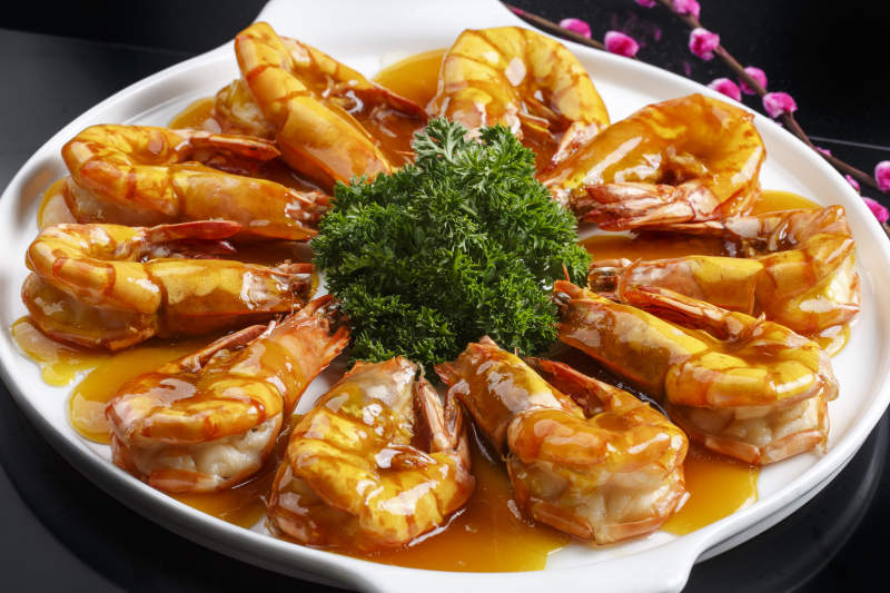 白色瓷盘装的酸甜汁油炸开背虾图片