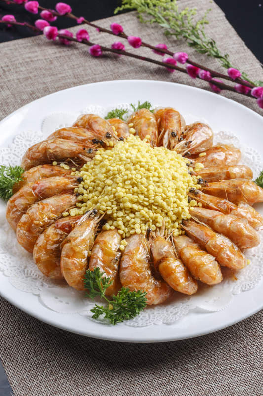 黑色瓷盘装的金米避风塘炸虾图片