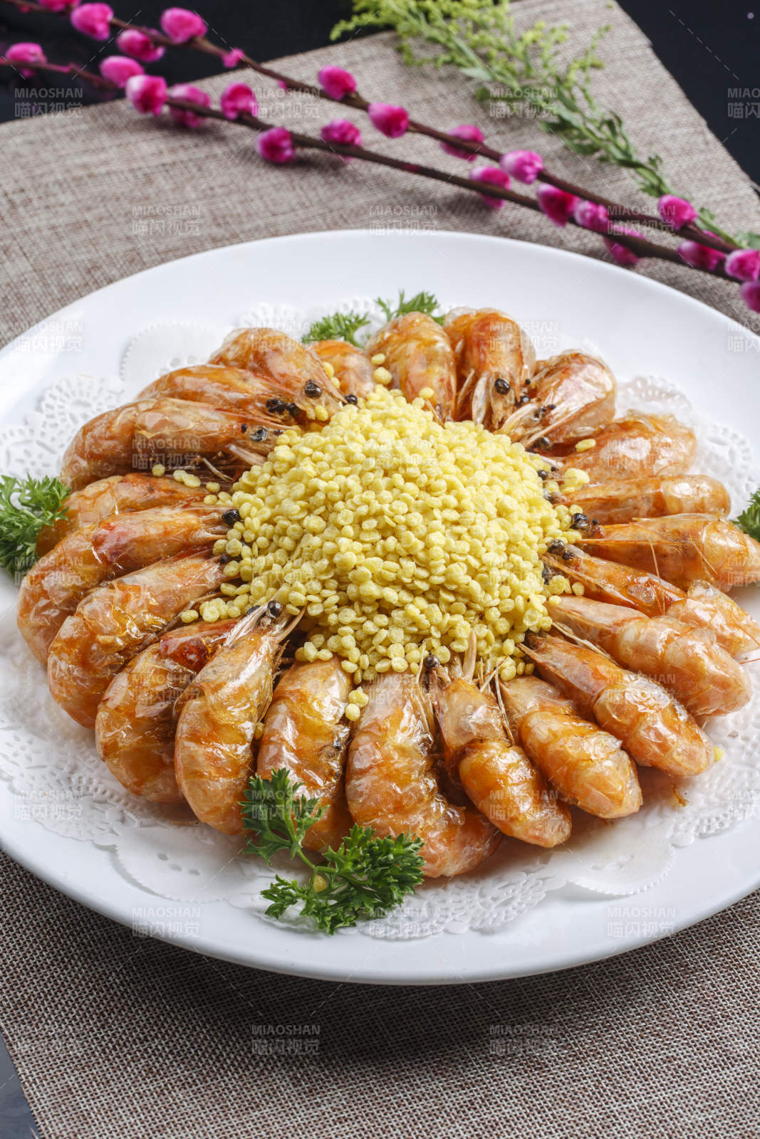 黑色瓷盘装的金米避风塘炸虾图片