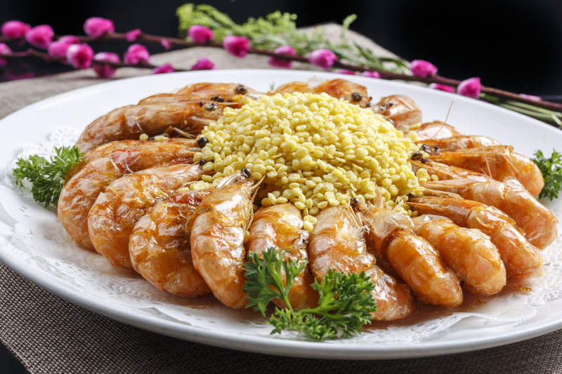 黑色瓷盘装的金米避风塘炸虾图片