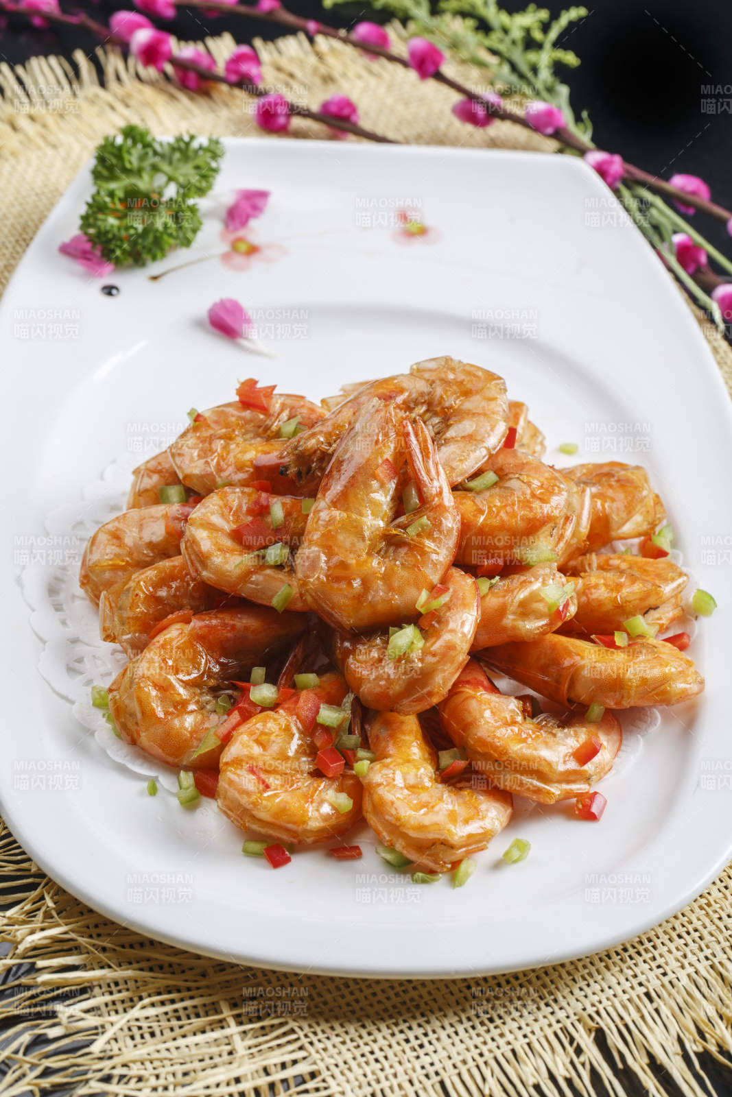 白色瓷盘装的香炸开背虾图片