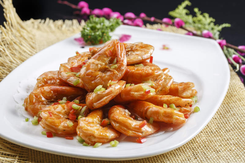 白色瓷盘装的香炸开背虾图片