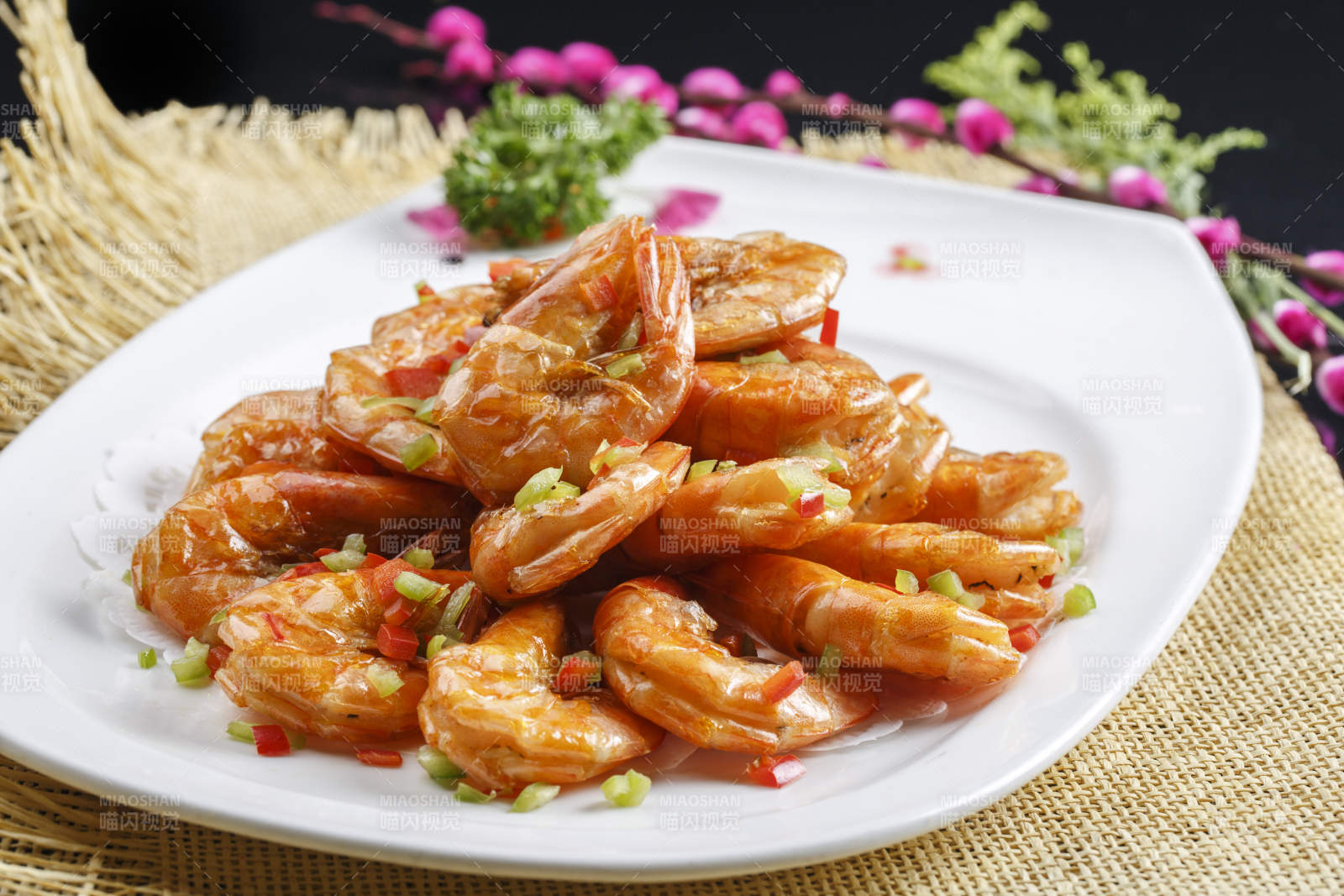 白色瓷盘装的香炸开背虾图片