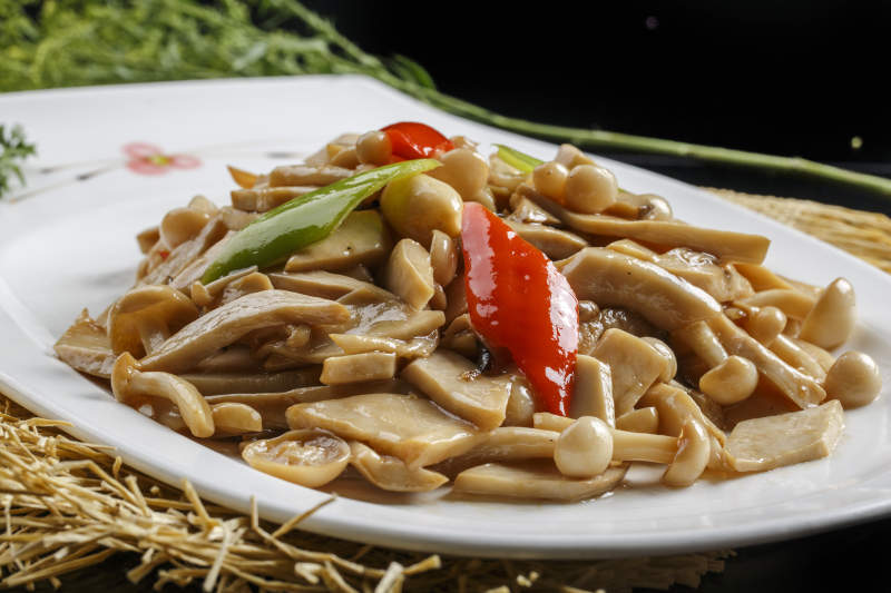 白色瓷盘装的椒麻鲽鱼图片