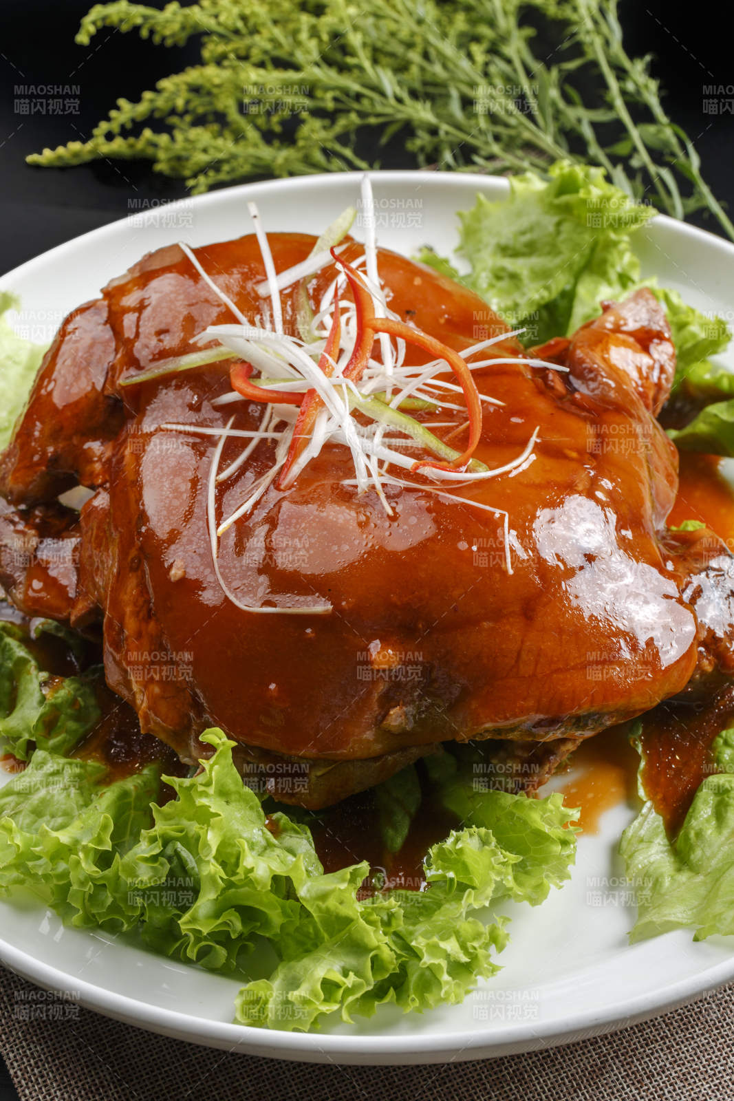 白色瓷盘装的浇汁扒鸡图片