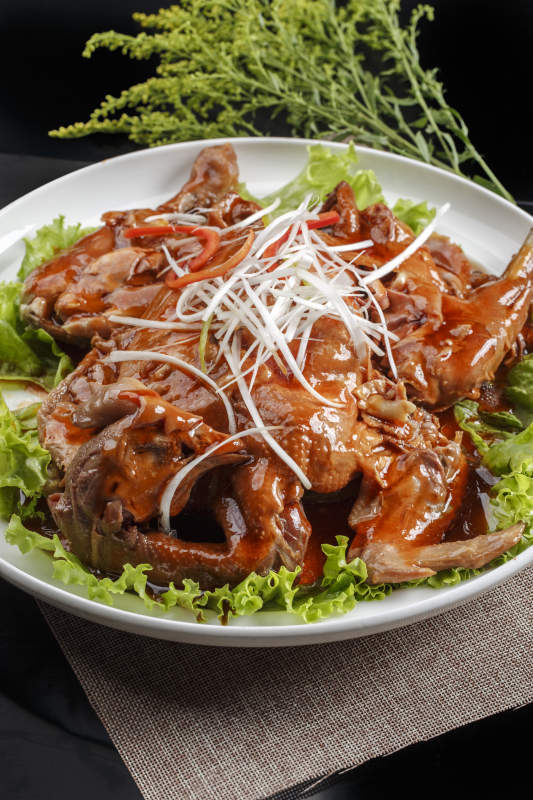 白色瓷盘装的浇汁扒鸡图片