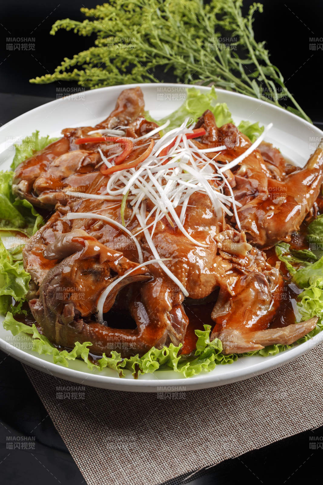 白色瓷盘装的浇汁扒鸡图片