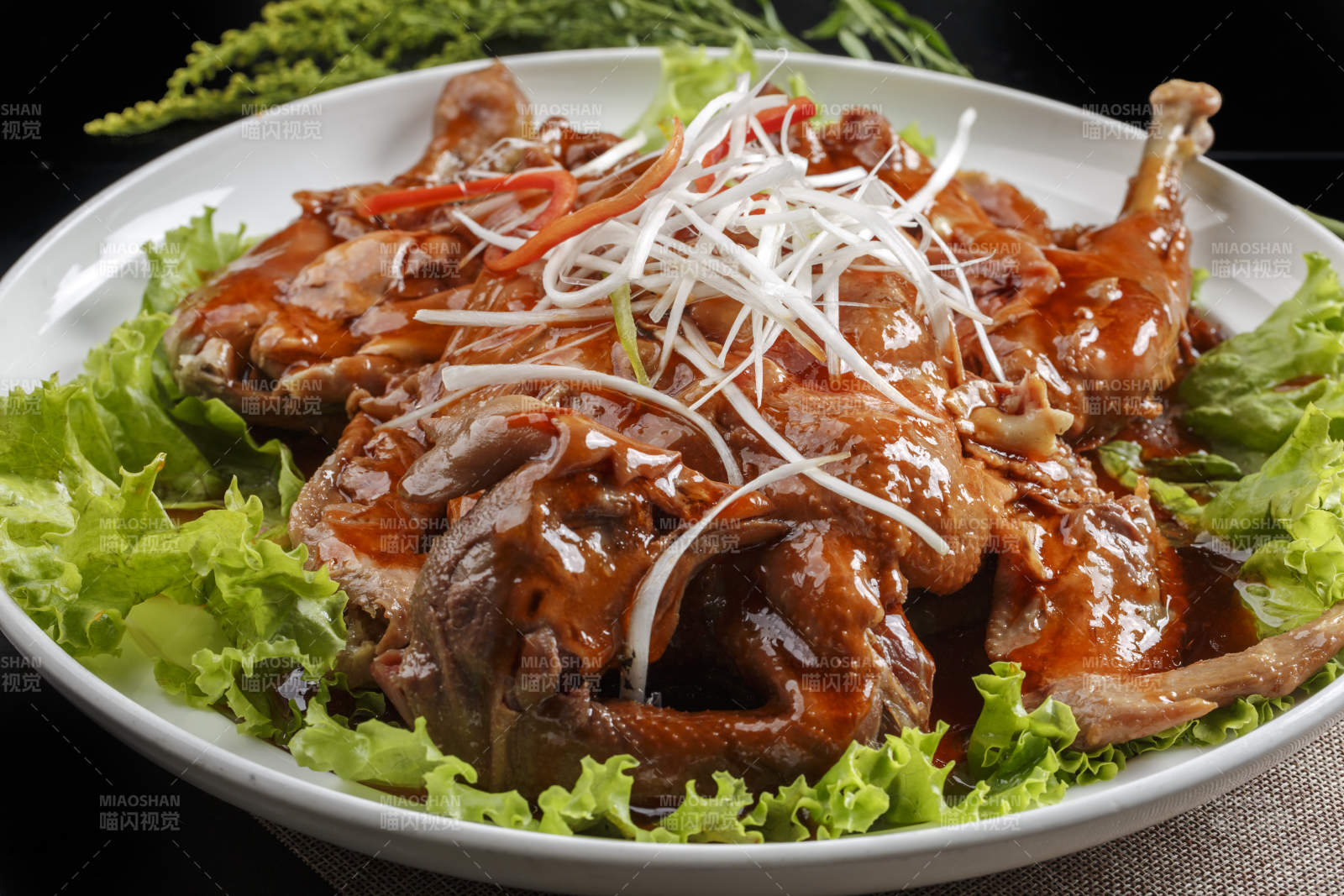 白色瓷盘装的浇汁扒鸡图片