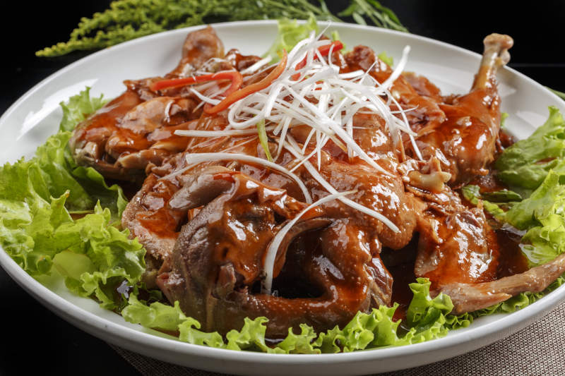 白色瓷盘装的浇汁扒鸡图片