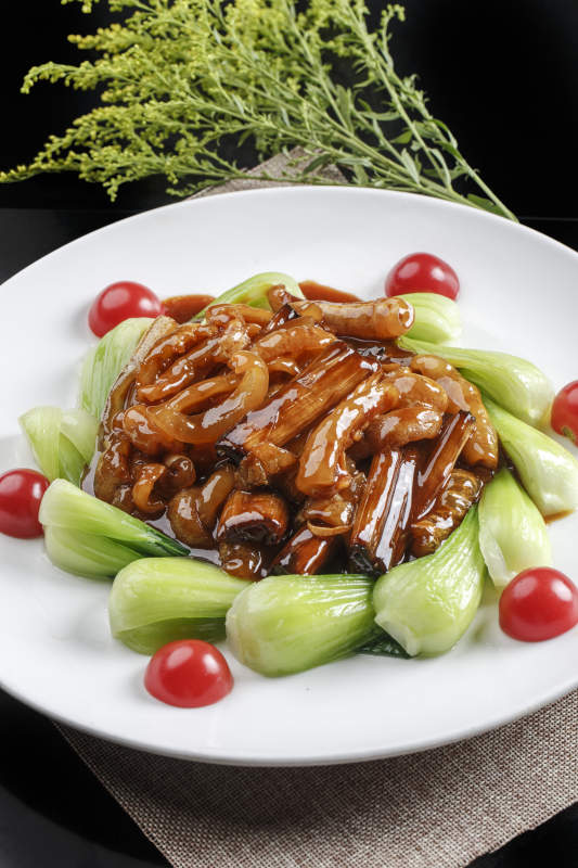 白色瓷盘装的葱烧蹄筋图片