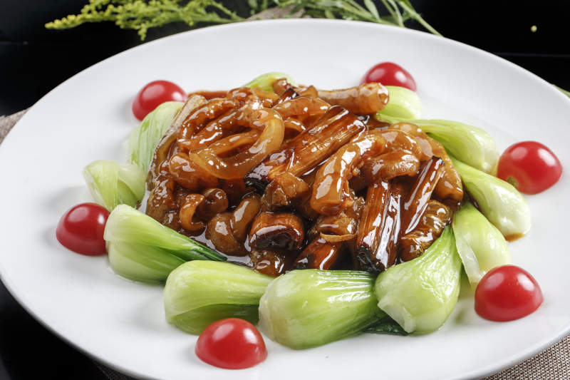 白色瓷盘装的葱烧蹄筋图片