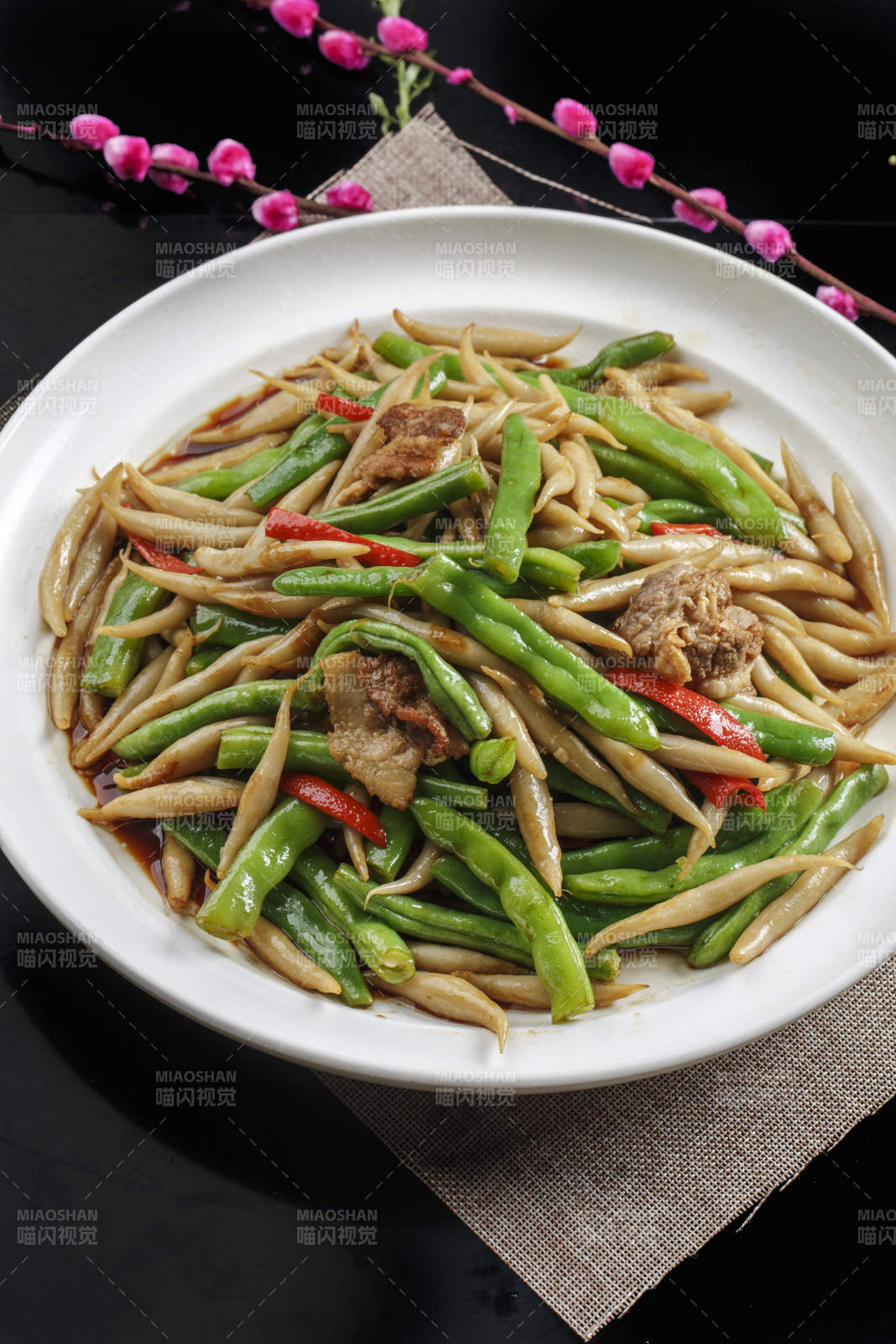 白色瓷盘装的五花肉片豆角焖生下鱼图片