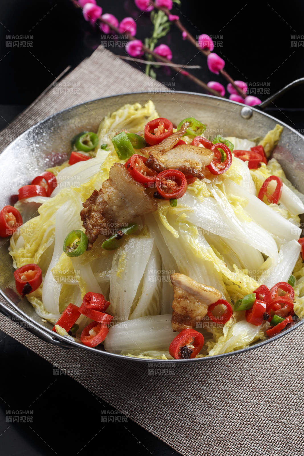 锅仔米椒五花肉炖娃娃菜图片