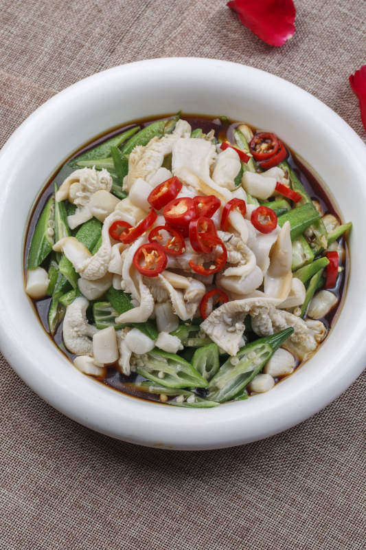 白色圆瓷盘装的秋葵带子肉图片