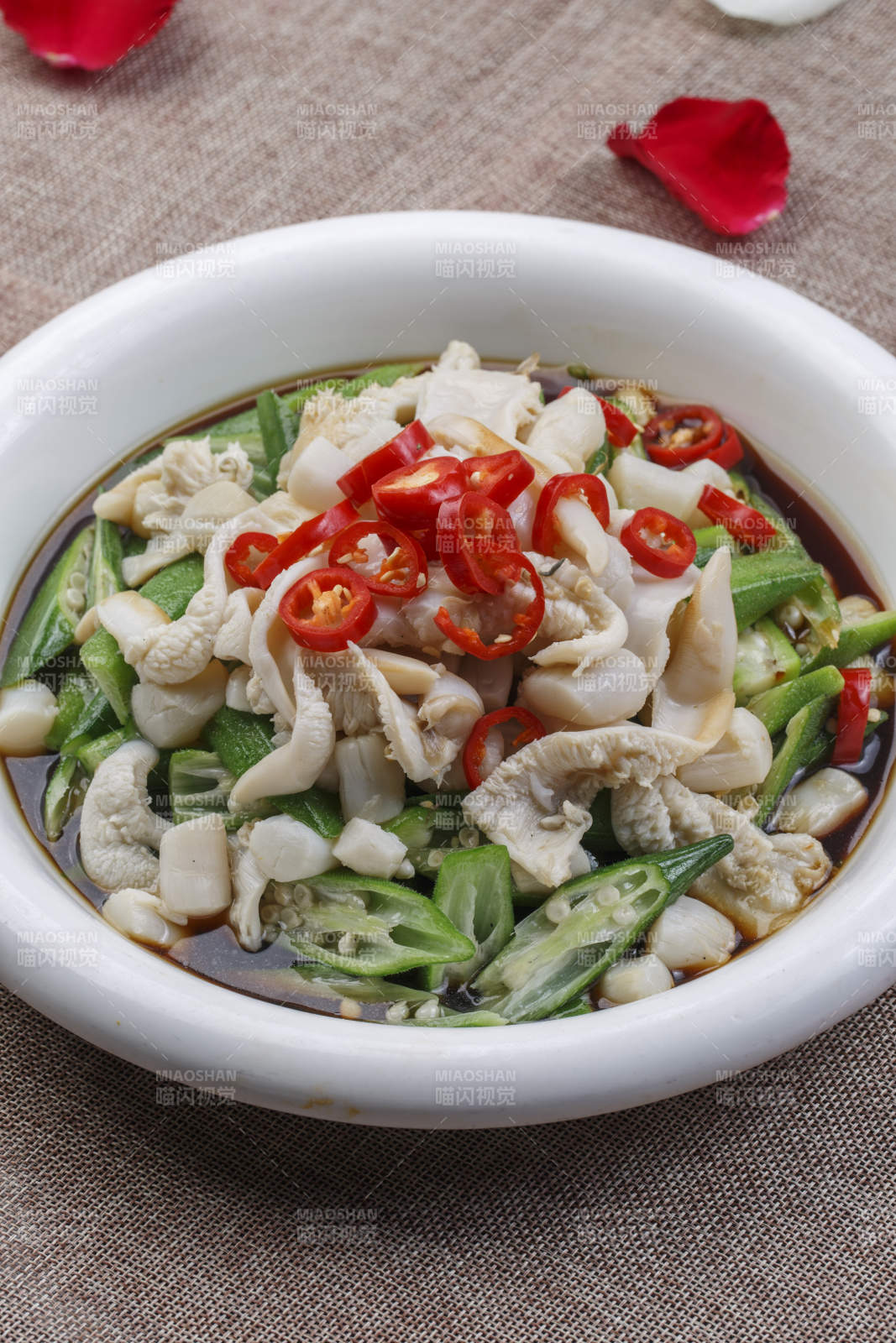 白色圆瓷盘装的酸汤龙利鱼图片