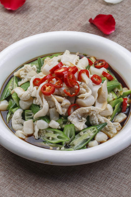 白色圆瓷盘装的酸汤龙利鱼图片