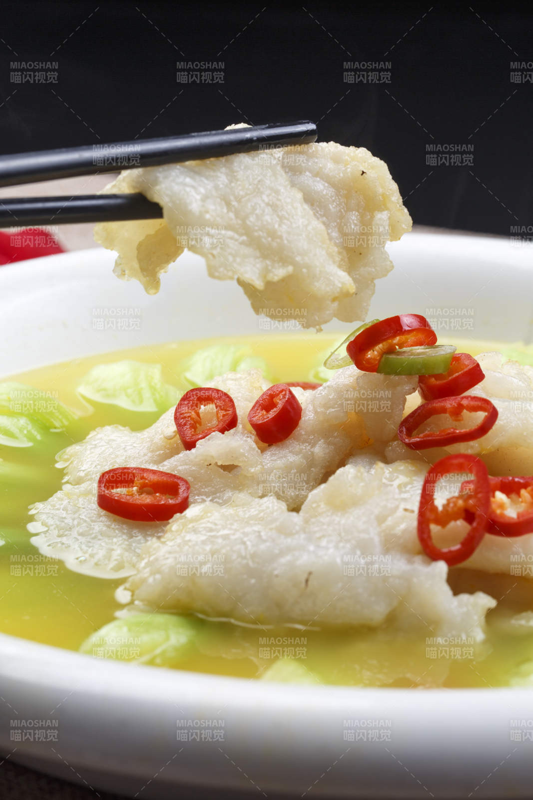 白色圆瓷盘装的椒麻水煮肥牛图片