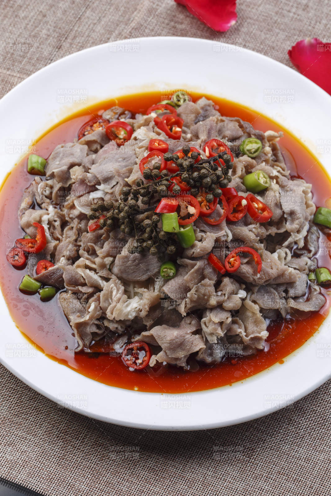 白色圆瓷盘装的椒麻水煮肥牛图片