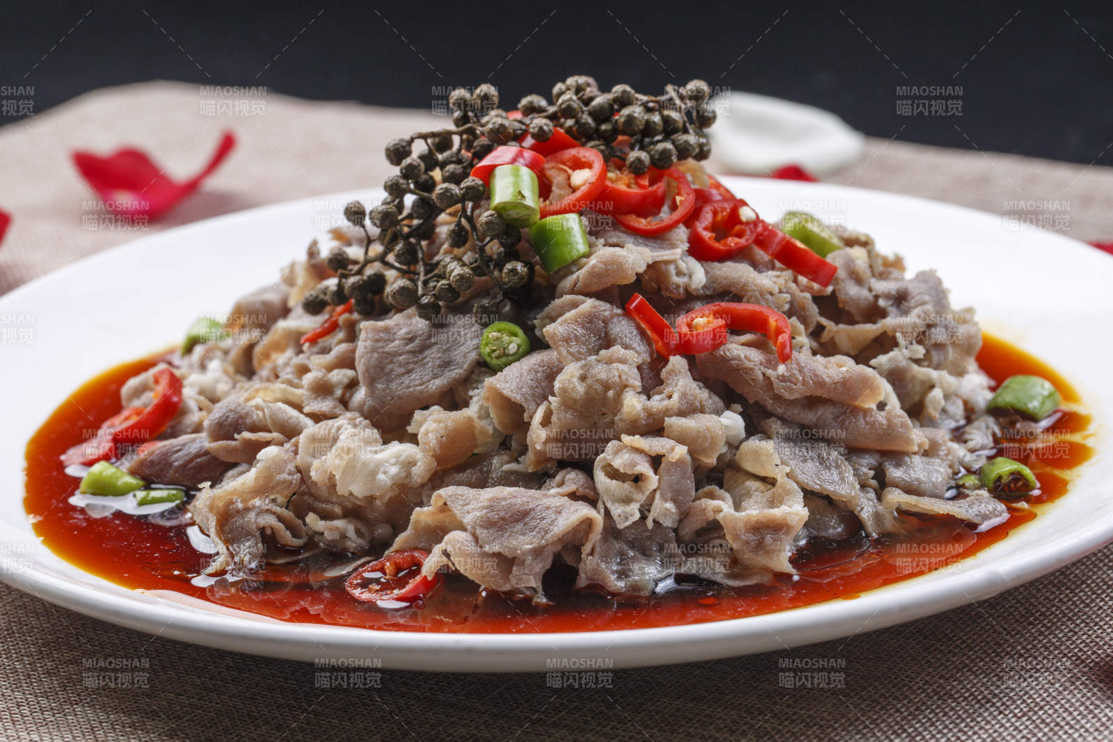 白色圆瓷盘装的椒麻水煮肥牛图片