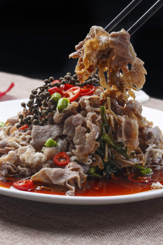 圆形白瓷盘装的风味红油麻辣肠图片