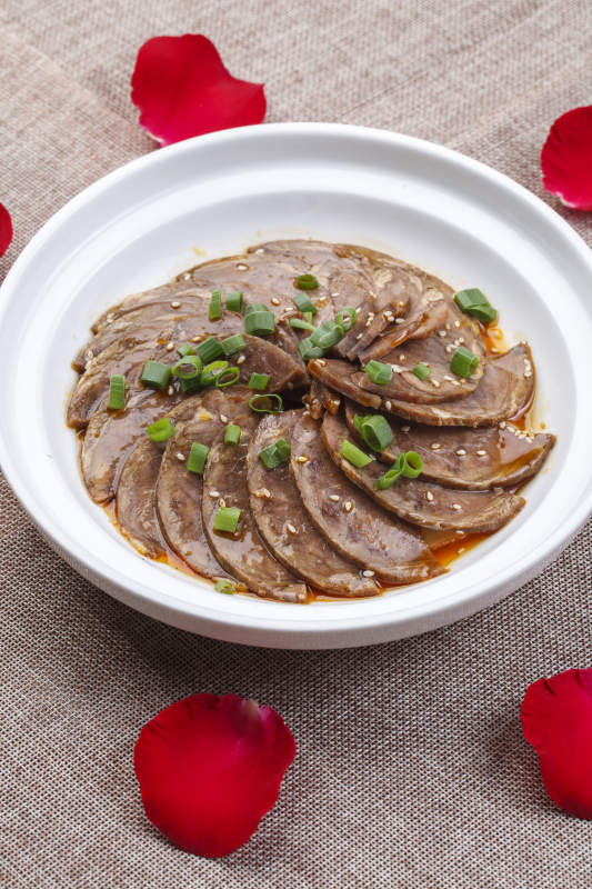 圆形白瓷盘装的风味红油麻辣肠图片