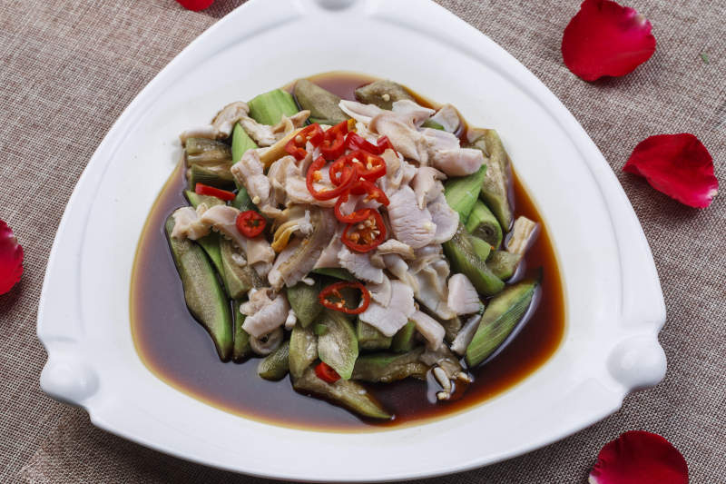 方型白色瓷盘装的香辣油炸风味茄子图片