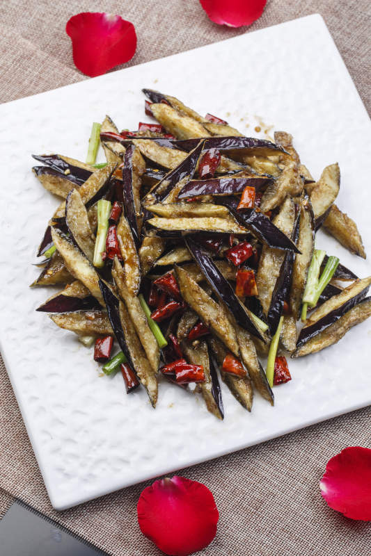 方型白色瓷盘装的香辣油炸风味茄子图片