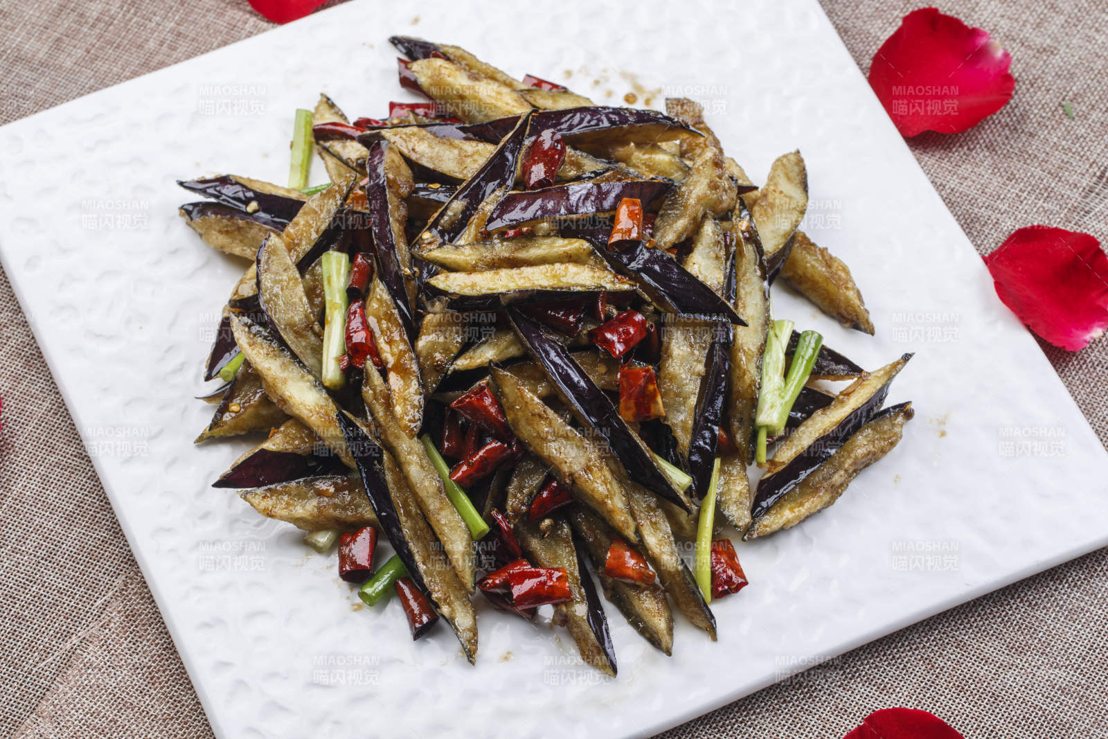 方型白色瓷盘装的香辣油炸风味茄子图片