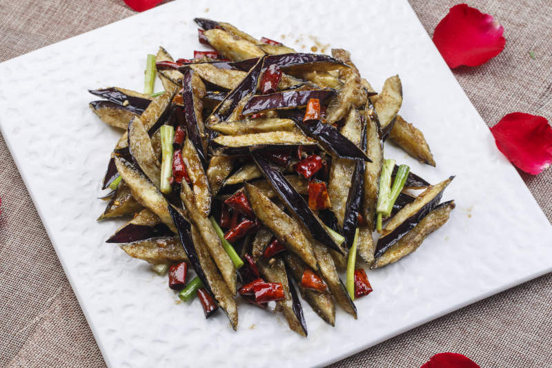 方型白色瓷盘装的香辣油炸风味茄子图片
