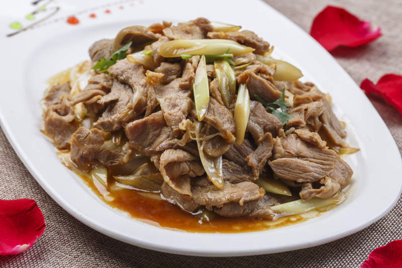 白色长瓷盘装的杏鲍菇牛仔粒图片