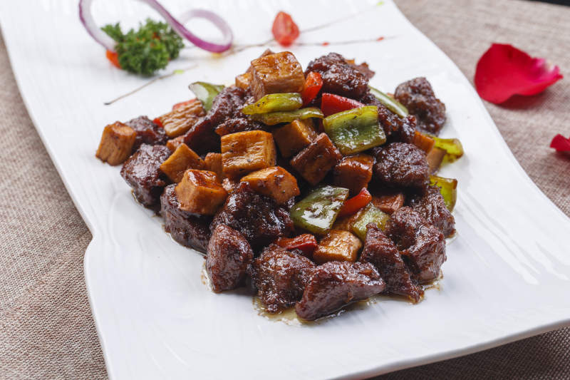 白色长瓷盘装的杏鲍菇牛仔粒图片