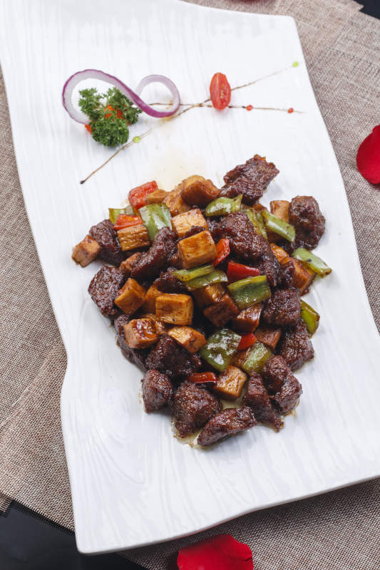 白色长瓷盘装的杏鲍菇牛仔粒图片