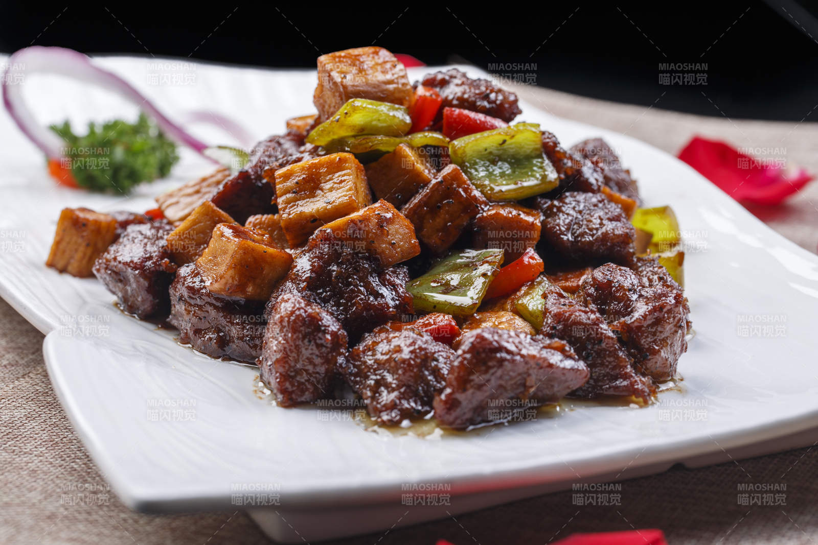 白色长瓷盘装的杏鲍菇牛仔粒图片