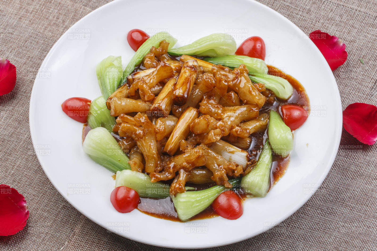 白色砂锅装的红烧鸡块图片