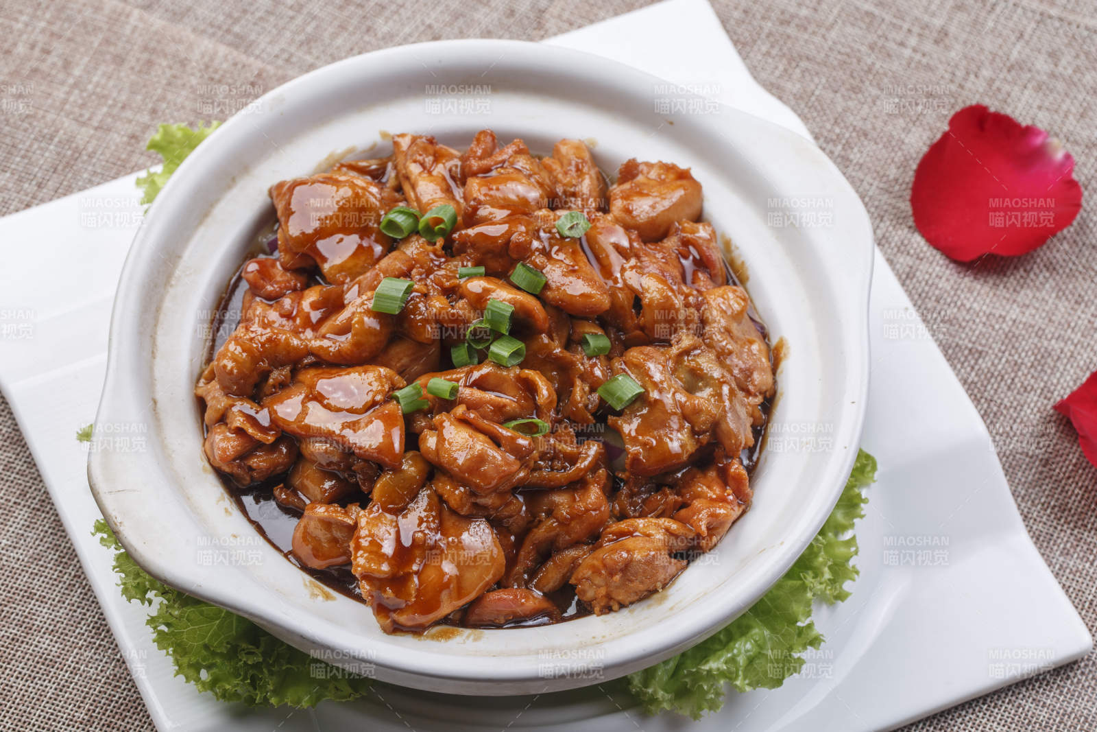 白色砂锅装的红烧鸡块图片