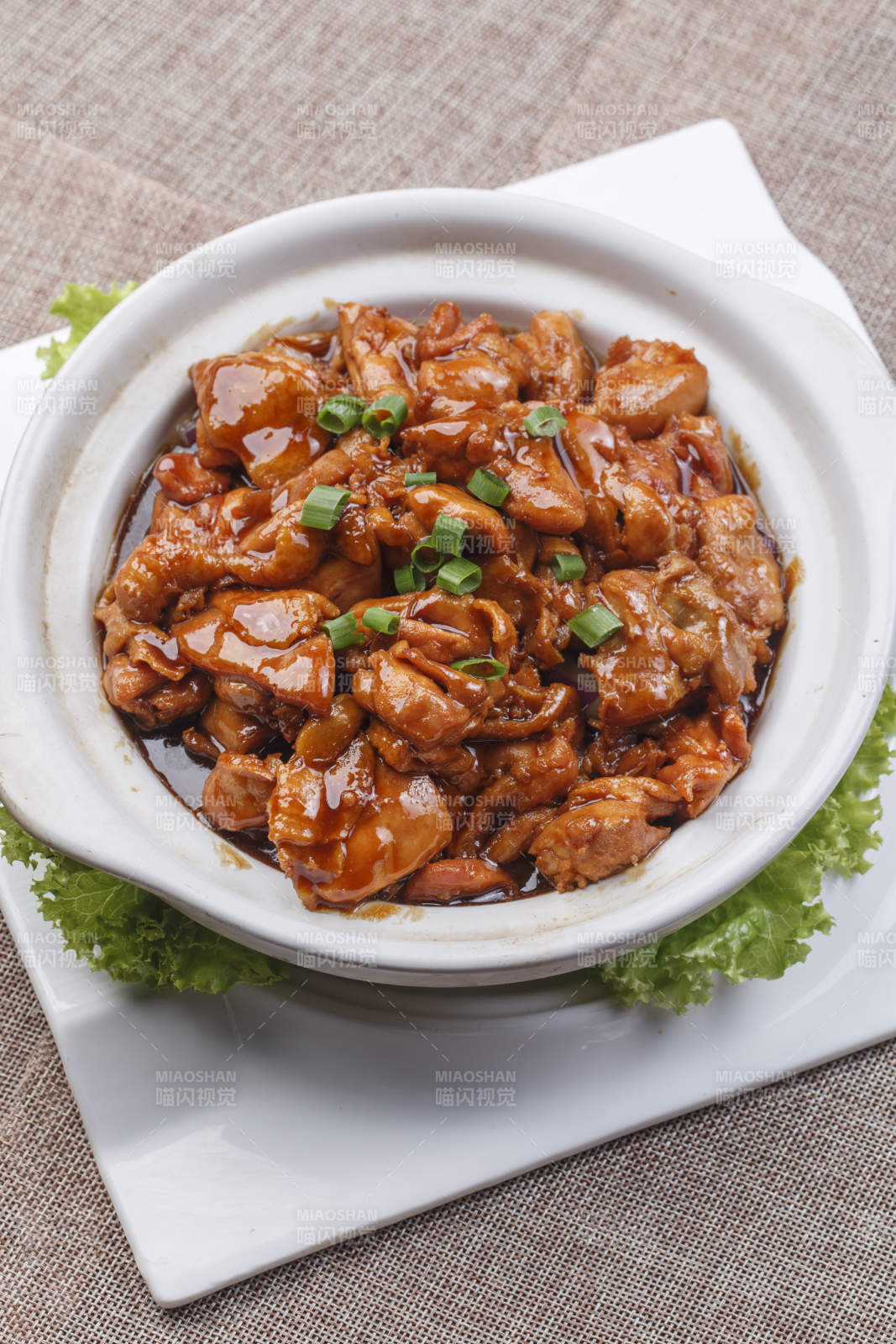 白色圆瓷盘装的蛤蜊肉炒乳瓜图片