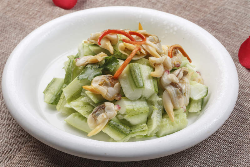 白色圆瓷盘装的蛤蜊肉炒乳瓜图片