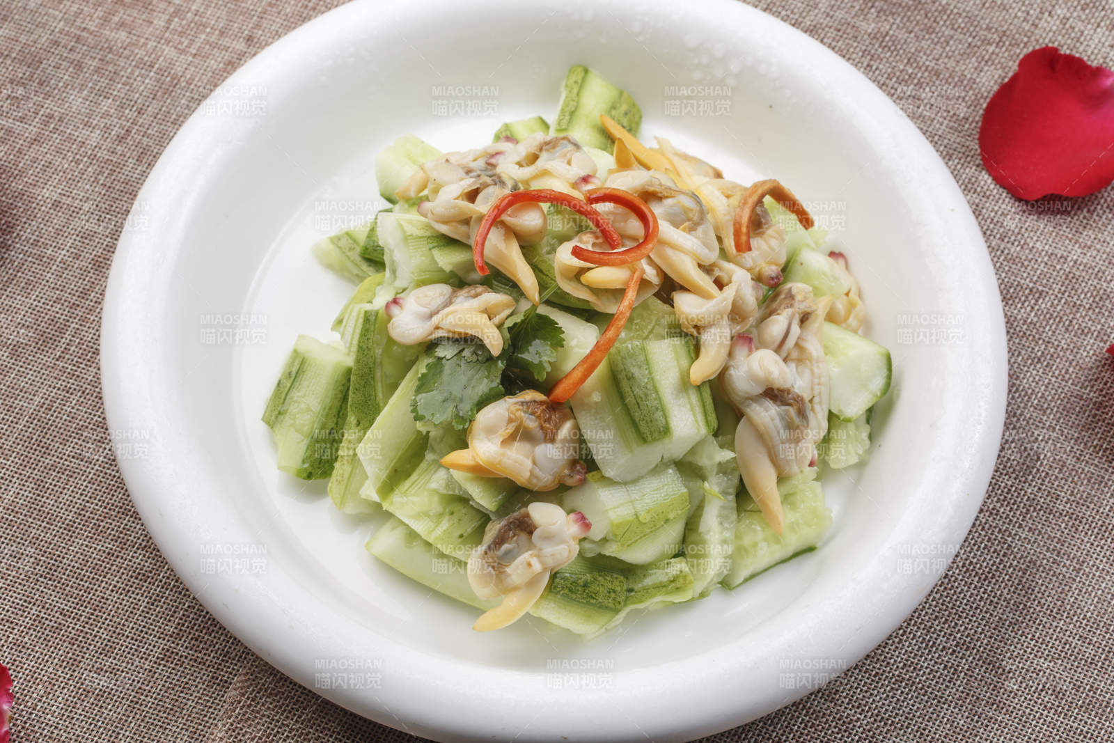 白色瓷盘装的油菜小炒蛏子肉图片