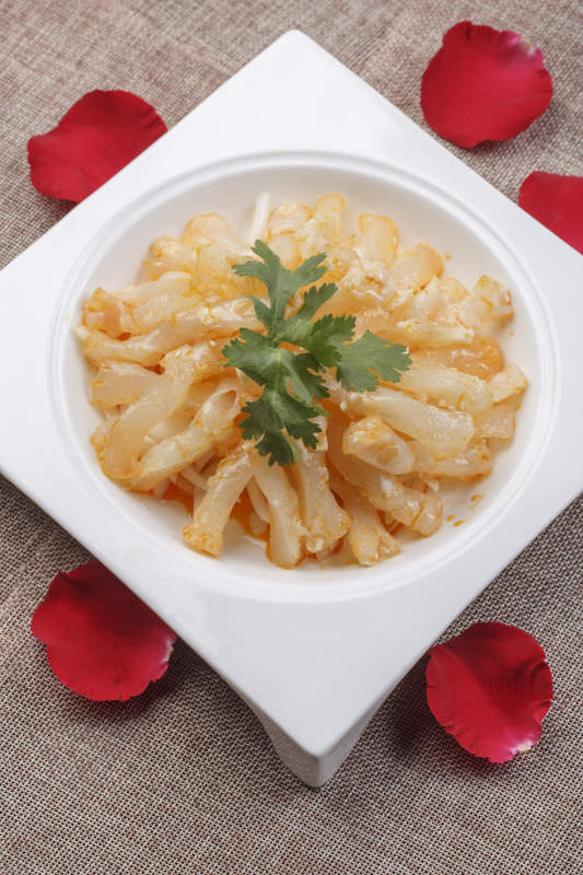 方形白瓷盘装的白灼牛蹄筋图片