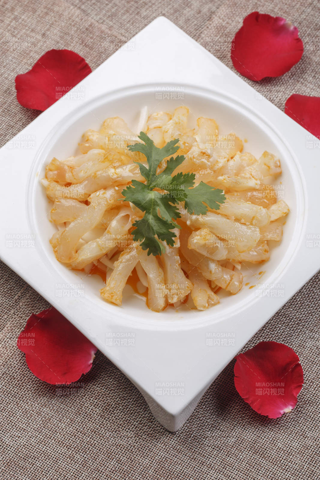 方形白瓷盘装的白灼牛蹄筋图片