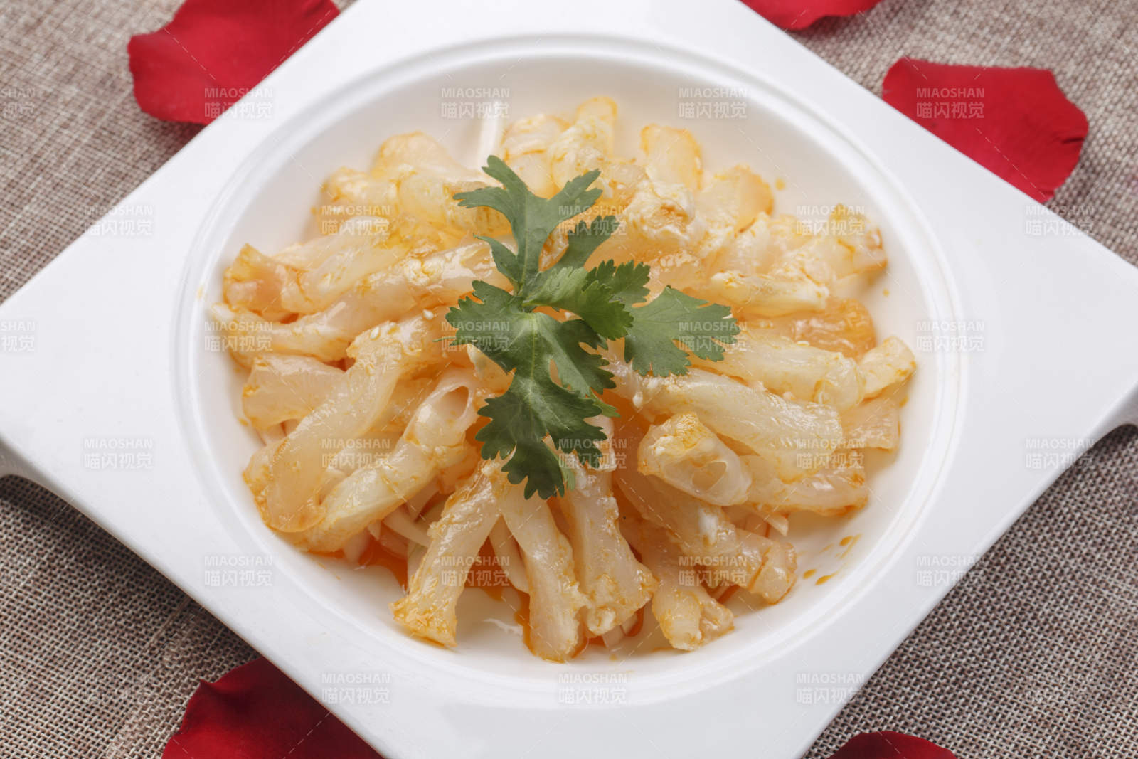 方形白瓷盘装的白灼牛蹄筋图片