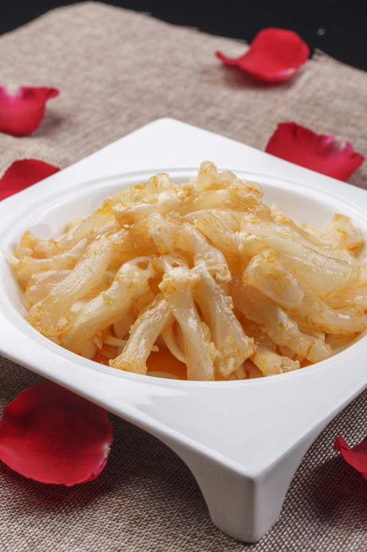 方形白瓷盘装的白灼牛蹄筋图片